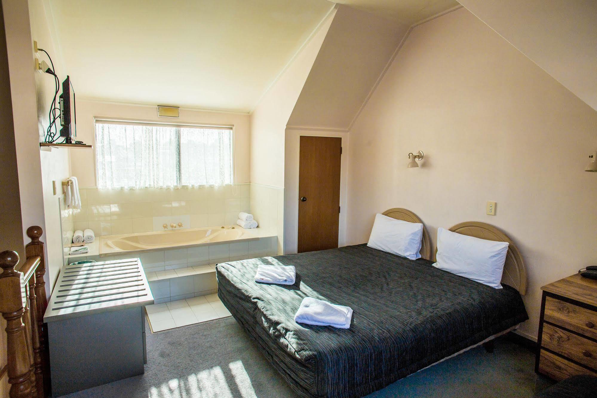 Bennetts Thermal Motor Inn Tauranga Buitenkant foto